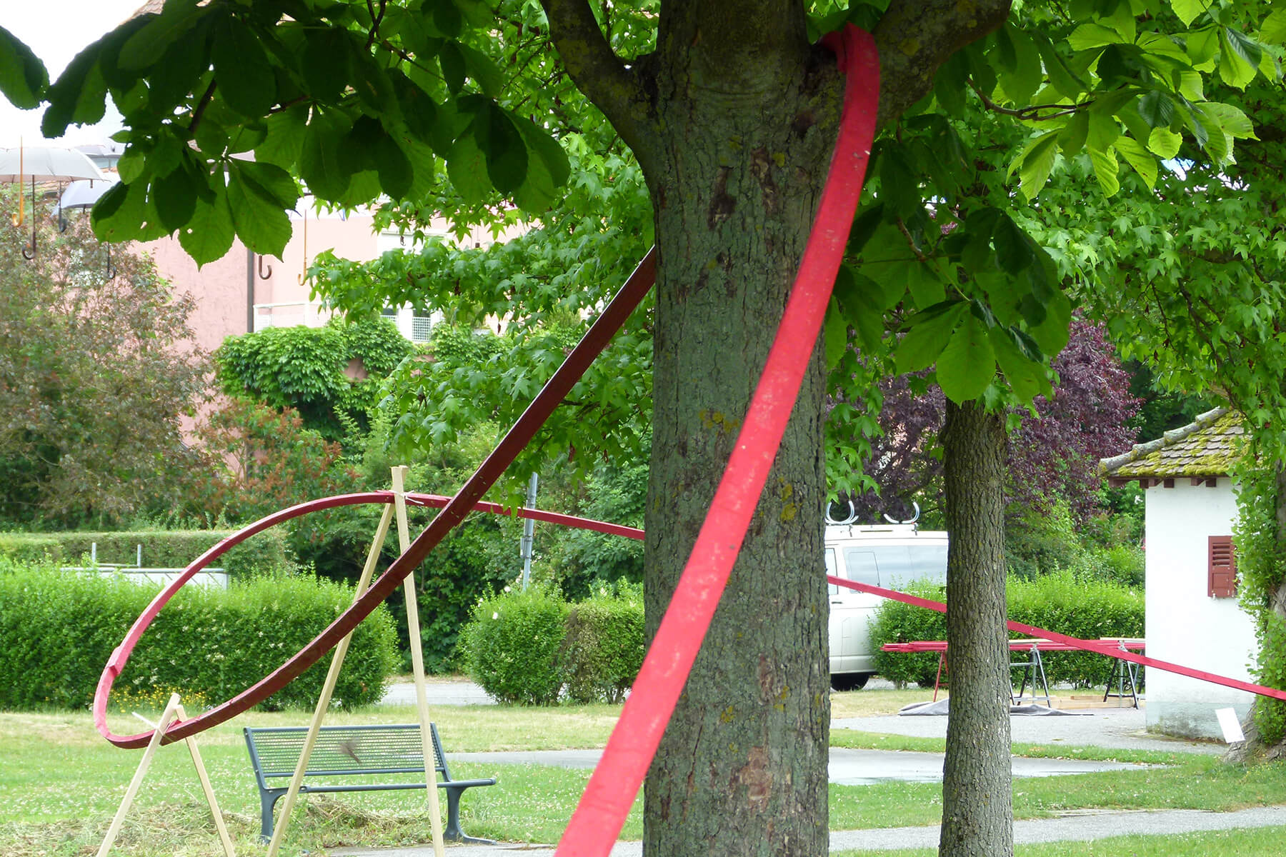 Barbara Jäger OMI Riesterer Gemeinsame öffentliche Werke Die rote Linie Skulpturen Ausstellung Allensbach