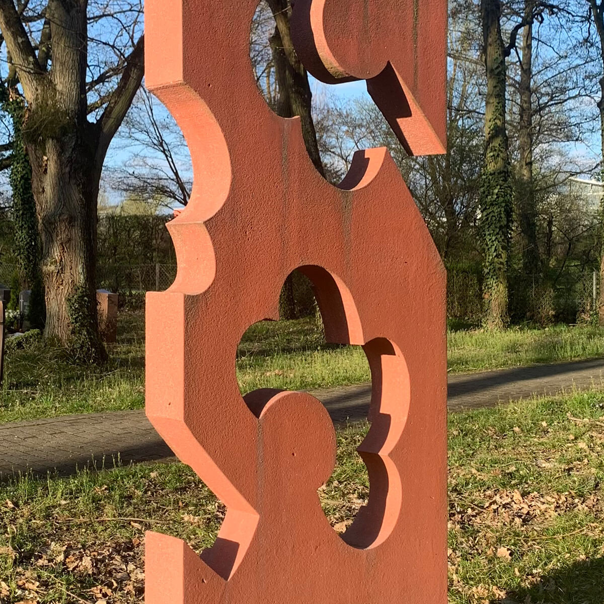 Barbara Jäger Malerei Skulptur Karlsruhe Stele Blütentraum Friedhof Bulach Betonguss